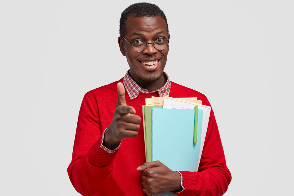 Jeune enseignant africain écrivant des mathématiques au tableau